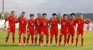 两人传接球，第三人要动 国际米兰这场比赛中有大量的“第三人动” 战术视角